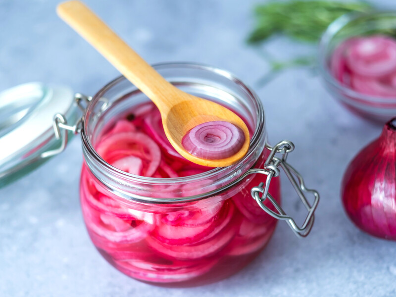 Без зайвої гіркоти, але з приємною пікантністю. Як смачно замаринувати цибулю до шашлику