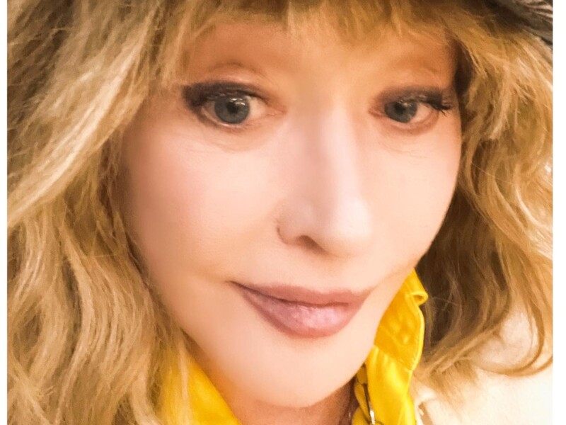 Ефектна білявка в убранні за 17 тис. грн. Шанувальники виклали в мережу селфі з Пугачовою без фотошопу