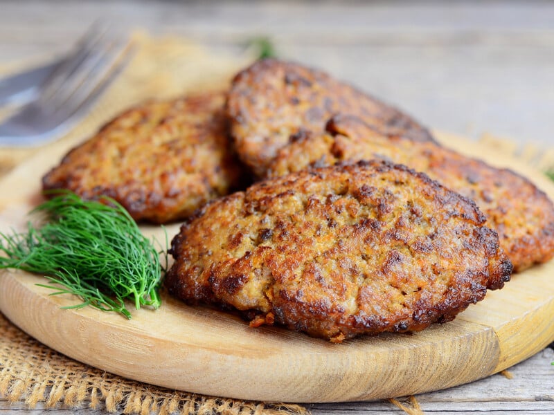 Одна добавка робить печінкові котлети ніжними, пишними й соковитими – і це не манка