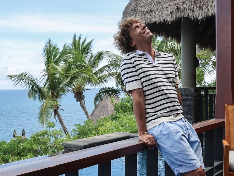 "Який гарний чоловік", "Розкіш – жити із чистою совістю". Пляжне фото Галкіна звело всіх із розуму