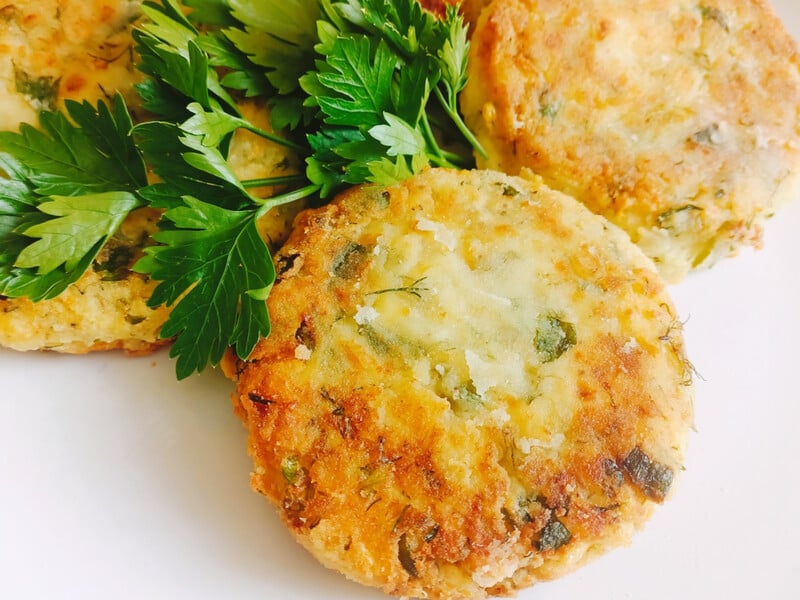 Не солодкі сирники, а із сиром і зеленню. Додайте твердий сир, щоб було ще смачніше