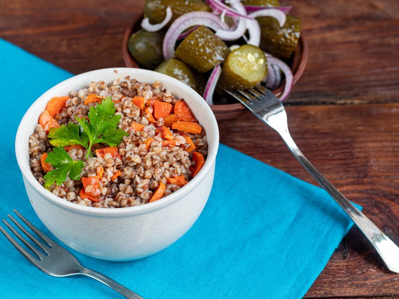 Гречка із фаршем є універсальною стравою для обіду й вечері. Збережіть цей чудовий рецепт