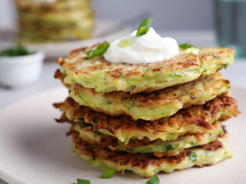 Тісто без манки й розпушувача. Ці кабачкові оладки із хрусткою скоринкою не розпадуться на сковороді