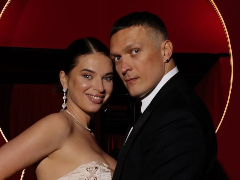 Усик відмовився надівати пояси переможця без дружини. Його реакція зачарувала мережу Усик відмовився надівати пояси переможця без дружини. Його реакція зачарувала мережу