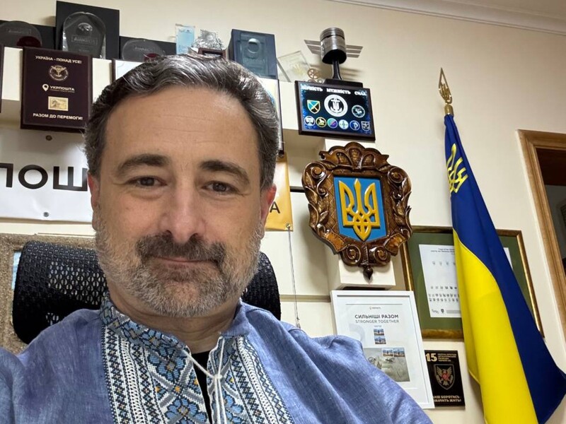 Глава "Укрпошти", який отримує 577 тис. грн зарплати, показав, як опановує нову спеціальність Глава "Укрпошти", який отримує 577 тис. грн зарплати, показав, як опановує нову спеціальність