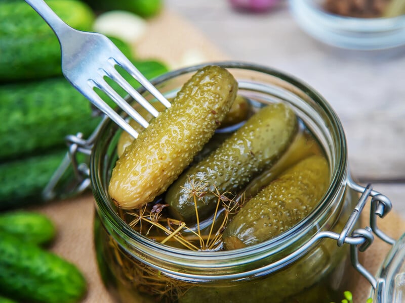 Цей простий маринад надасть огіркам приємного кисло-солодкого смаку. Рецепт консервації