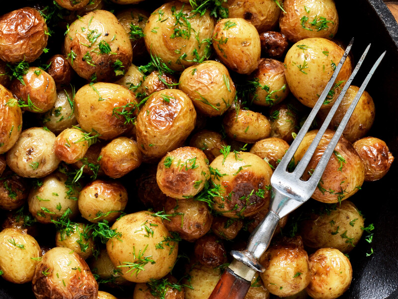 Якщо додасте це – смажена молода картопля вийде найсмачнішою і з хрумкою скоринкою. Швидкий рецепт