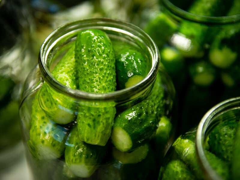 Лише одна ніч – і малосольні хрусткі огірки на мінералці готові