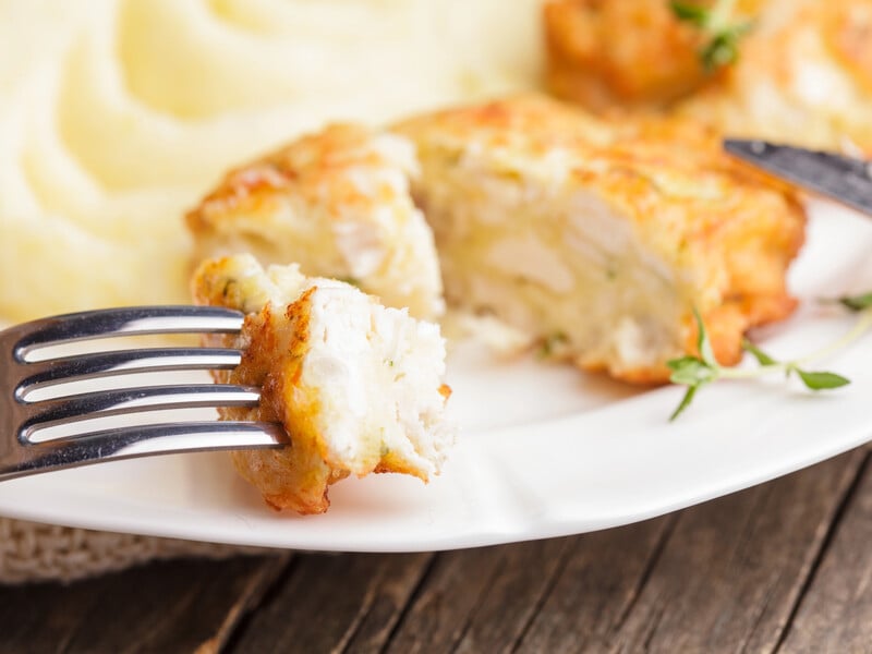 "Соковиті, ніжні, але хрумкі зовні – це смакота неймовірна". Найкращий рецепт курячих котлет