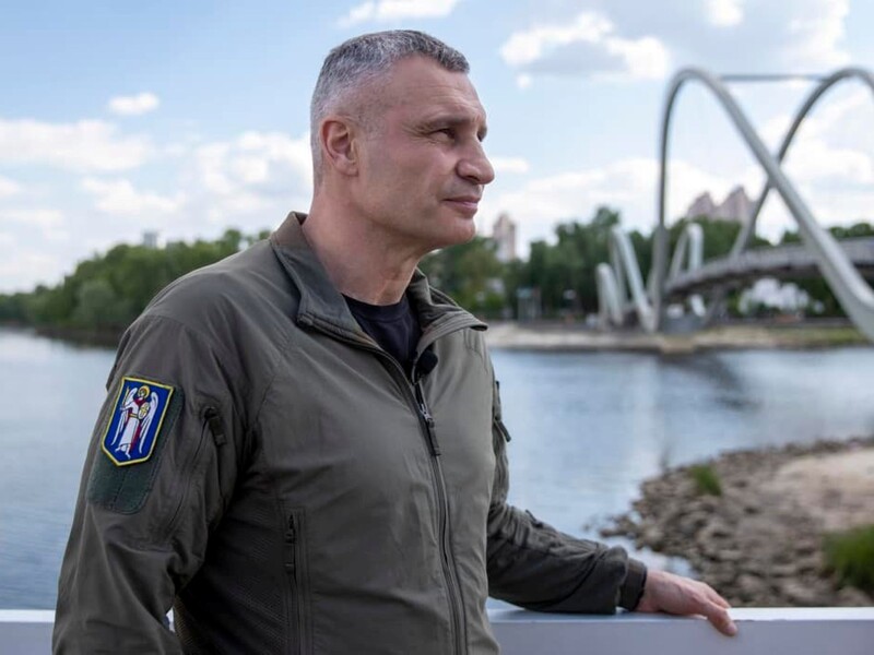 Звав обійматися і дякував за підтримку. Мер Києва Кличко у джинсах і піджаку святкує своє 54-річчя