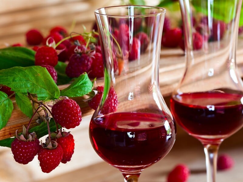 Просто додайте це до малини – й отримаєте смачне, у міру солодке й міцне вино. Швидкий рецепт