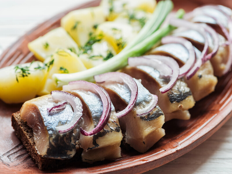 Завдяки цьому простому маринаду оселедець вийде дуже смачним і ніжним. Швидкий рецепт