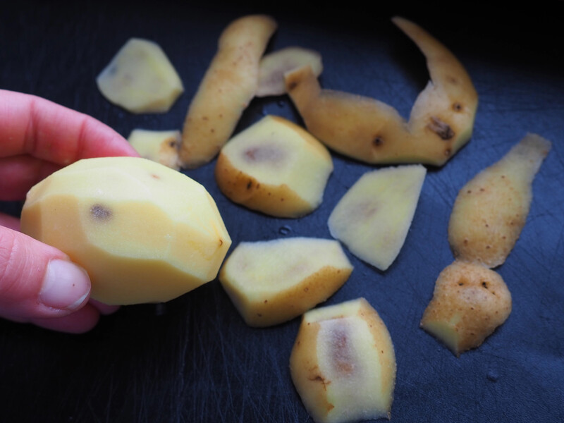 Інакше втрачаєте врожай. Робіть це, щоб фітофтора не знищила молоду картоплю