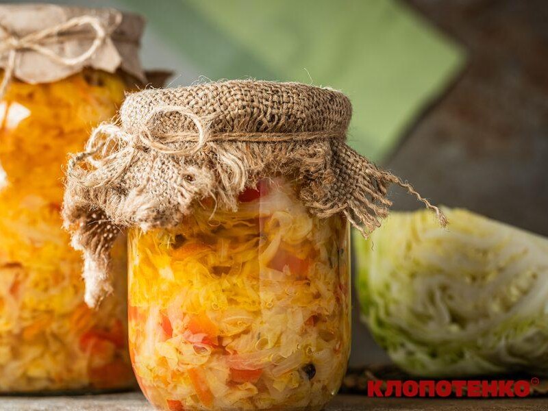 Додайте до капусти моркву, цибулю, перець у правильних пропорціях. Надійний рецепт салату на зиму