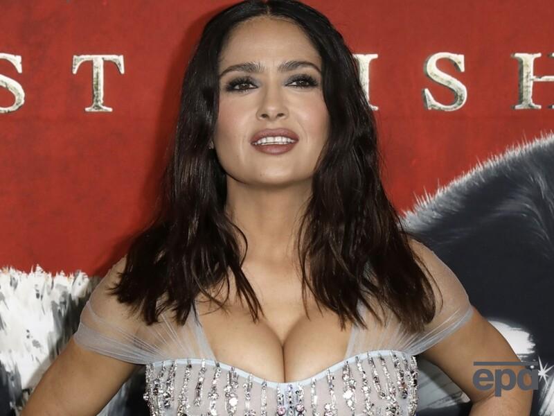 58-річна Гаєк станцювала в бікіні й засвітила ідеальні форми. Відео