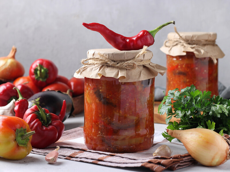 Викладіть у банку овочі пошарово. Закуска з баклажанів без варіння маринаду