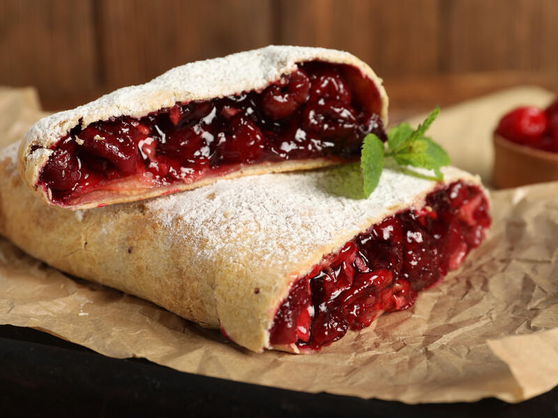 На 90% складається із соковитої начинки. Домашній штрудель із вишнями