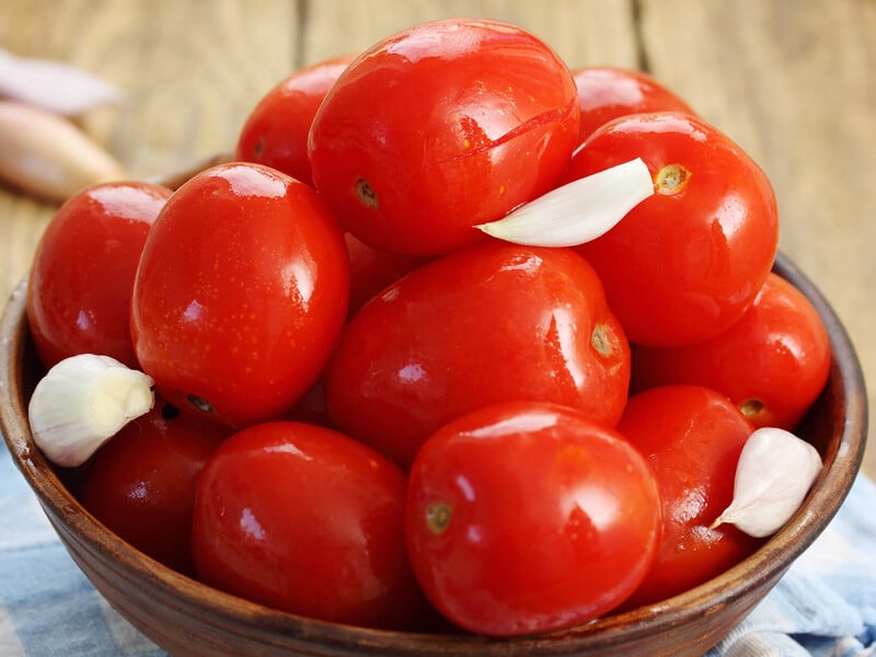 Зробіть цей простий маринад – і консервовані помідори вийдуть із м'якою шкіркою. Швидкий рецепт