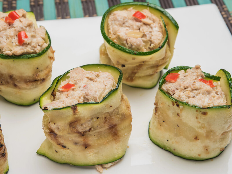 У сезон кабачків приготуйте рулетики із крабовою начинкою. Дуже смачно