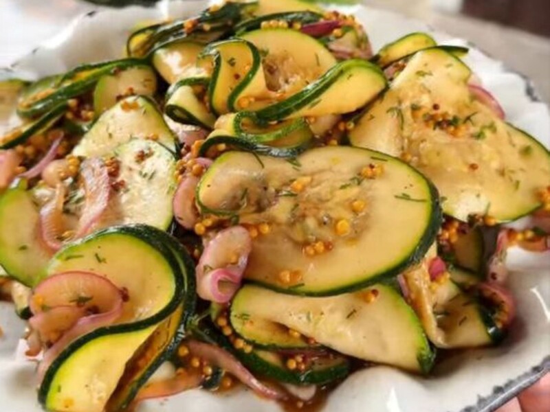 Залийте цим маринадом кабачки – і отримаєте неймовірно пікантну й смачну закуску. Швидкий рецепт