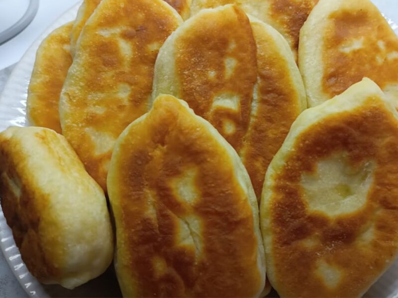 Залийте це теплою водою – і смажені пиріжки будуть пухкими й ніжними. Рецепт універсального тіста