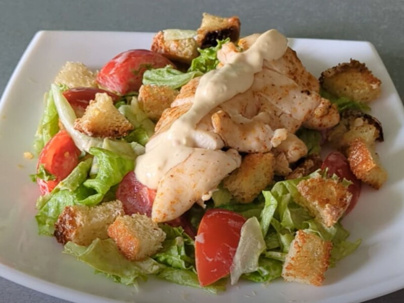 Приготуйте вдома цей сезонний салат – дуже бюджетний рецепт неймовірно смачного соусу для "Цезаря"