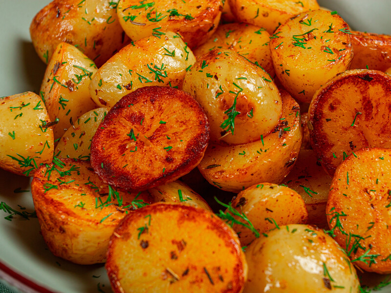 Кілька хвилин – і неймовірно смачна молода картопля вразить смаком. Дуже швидкий рецепт