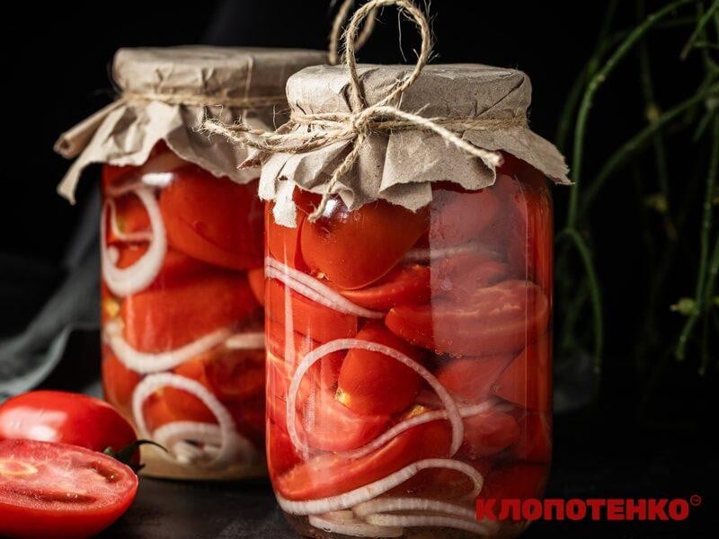 Покладіть у банку до томатів це, щоб отримати смачний салат на зиму