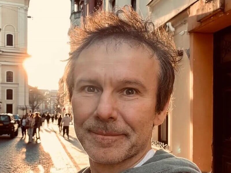 Вакарчука, який прийшов на фестиваль з дружиною, заскочили під час поцілунку з іншою Вакарчука, який прийшов на фестиваль з дружиною, заскочили під час поцілунку з іншою