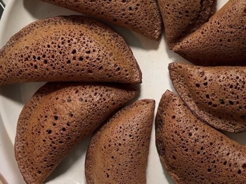 Смажте їх по дві хвилини тільки з одного боку. Мереживні марокканські млинці без молока і яєць