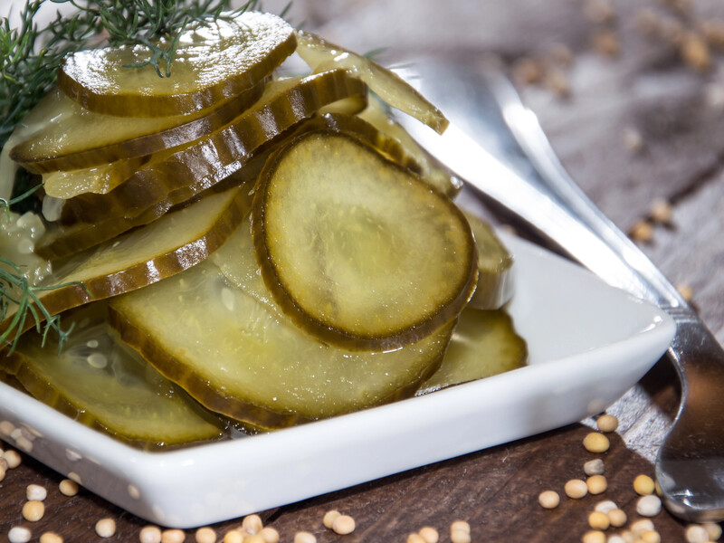 Огірки, як із McDonald's, за чотири хвилини – секрет у маринаді із цією спецією