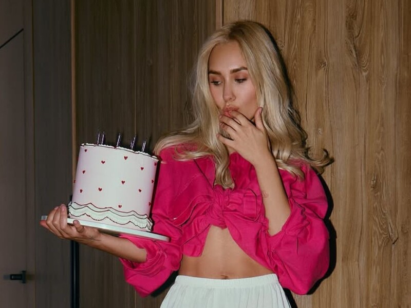 Квіткова на своє 27-річчя розколупала ложкою торт і влаштувала фотосет без блузки