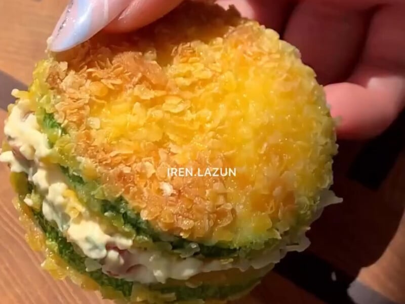 Хіт цього літа – хрусткі кабачкові сендвічі із сирною намазкою