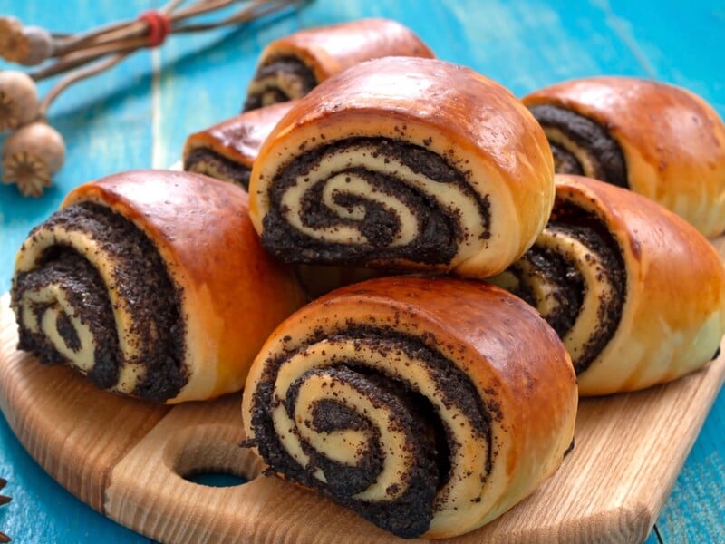 Замісіть таке тісто – і булочки з маком вийдуть дуже смачними й ніжними. Простий рецепт