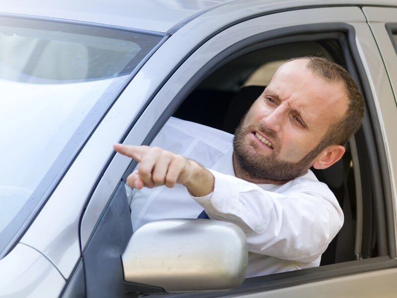 Цей простий орієнтир на капоті врятує нерви й бампер. Інструктор пояснив, як легко припаркуватися