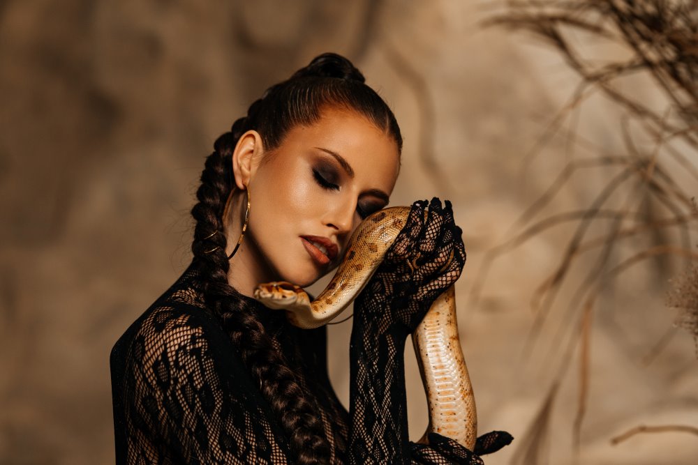 Співачка Zhannet шокувала відвертим образом і екзотикою у новому кліпі «Анаконда» Співачка Zhannet шокувала відвертим образом і екзотикою у новому кліпі «Анаконда»