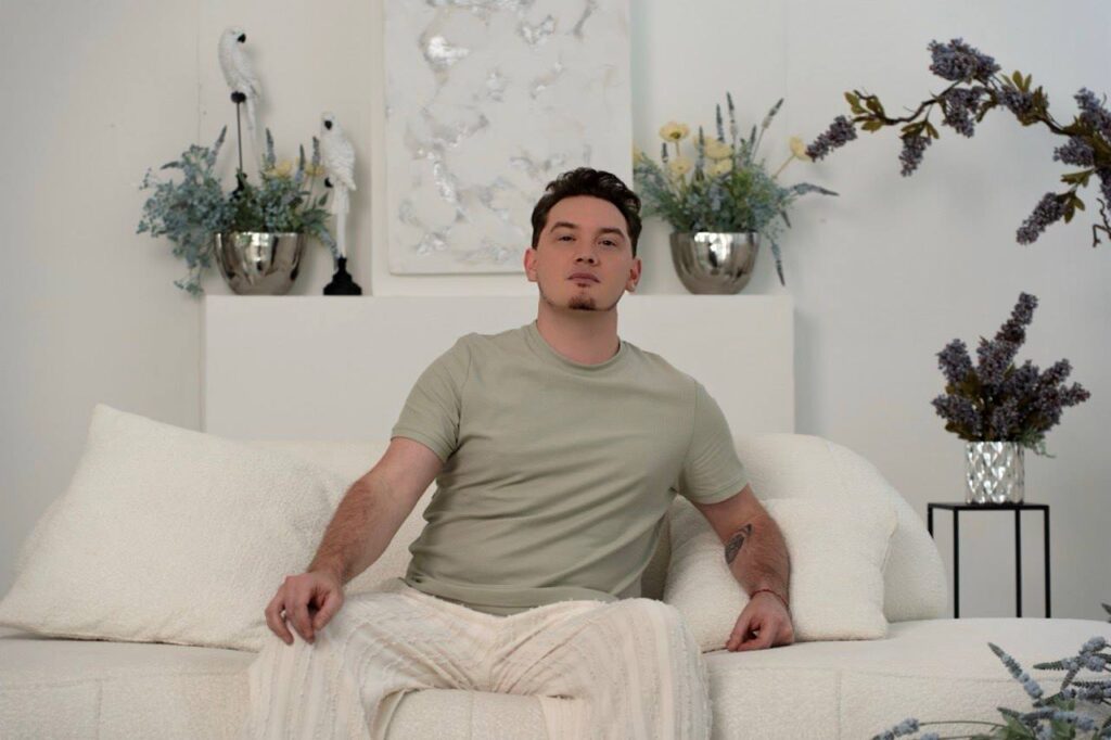 DEN BAURIN презентував трек-сповідь до власного альтер его про почуття до колеги по сцені