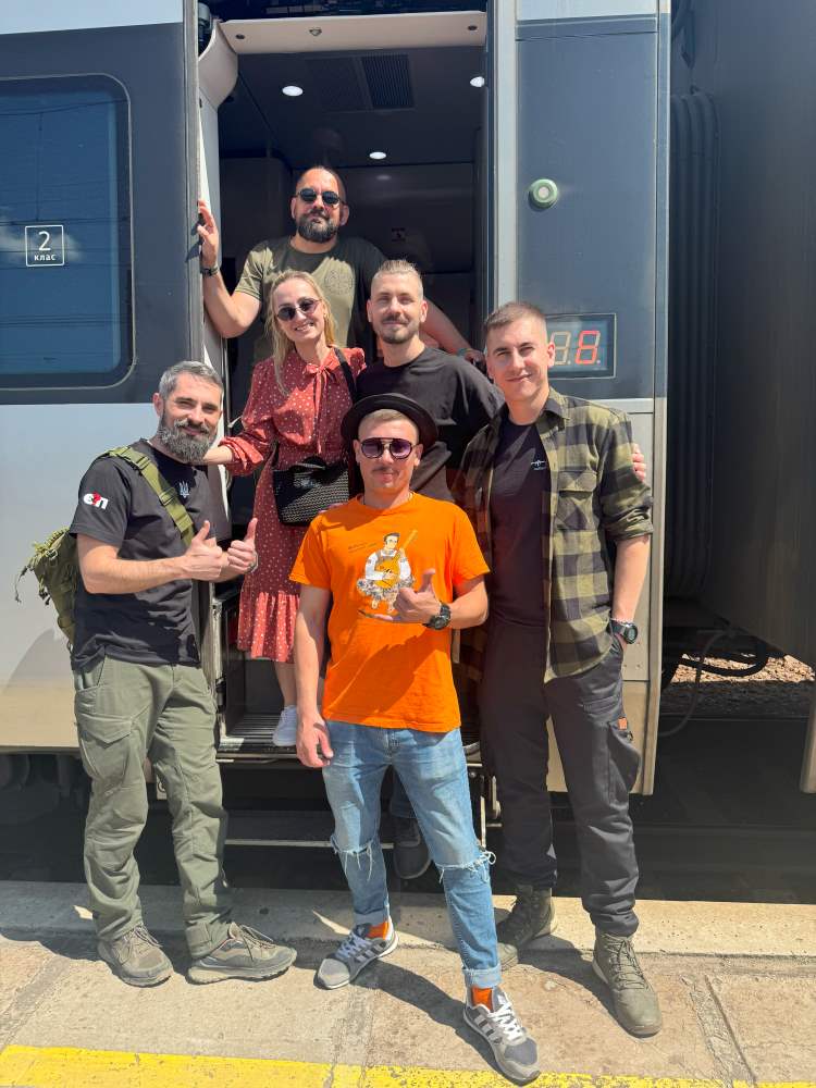 “Мирні ночі” серед вибухів: емоційна подорож TINA PETRIV на Схід із Культурним десантом