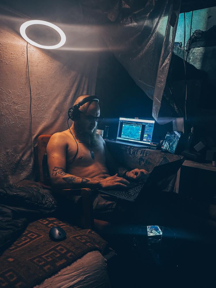 Саундтрек до особистої боротьби: ENNDYOFF випускає глибоко емоційний трек “Думаю”