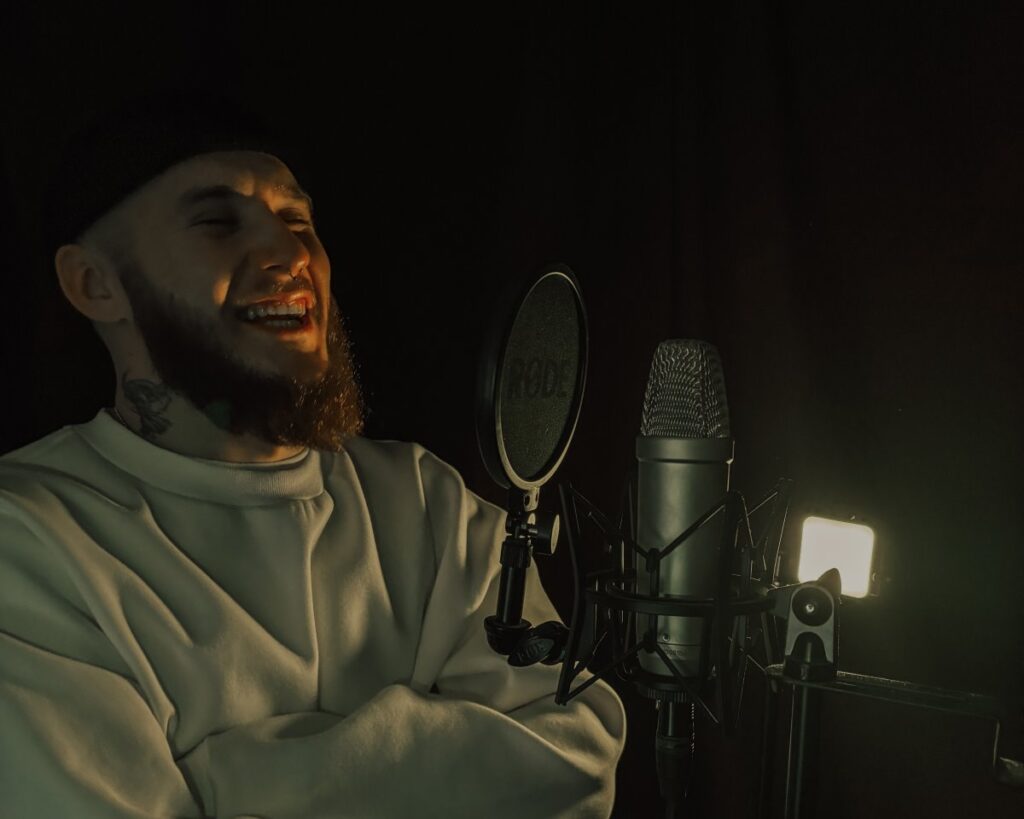 Саундтрек до особистої боротьби: ENNDYOFF випускає глибоко емоційний трек “Думаю” Саундтрек до особистої боротьби: ENNDYOFF випускає глибоко емоційний трек “Думаю”