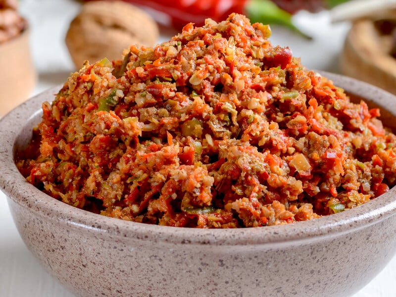 Додайте це до аджики – і вона смакуватиме з улюбленим гарніром. Рецепт швидкої консервації