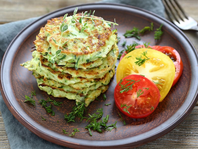 Додайте це до тертого кабачка, щоб оладки вийшли свіжими й ароматними. Літній рецепт