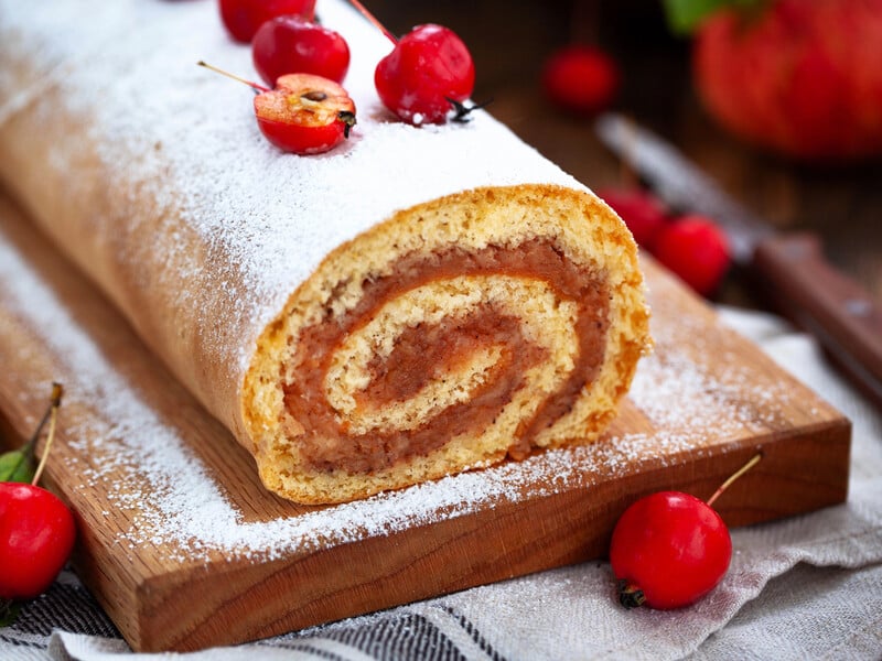 Потрібно всього два яблука. Смачний і бюджетний бісквітний рулет "Два стакани"