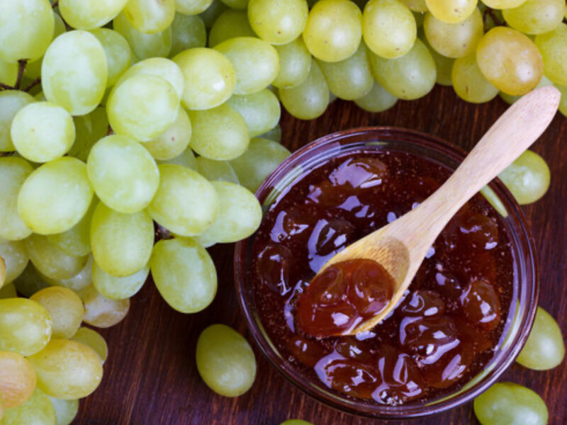 Гарячим маринадом заливаємо ягоди і закатуємо в банки. Швидкий рецепт винограду в сиропі