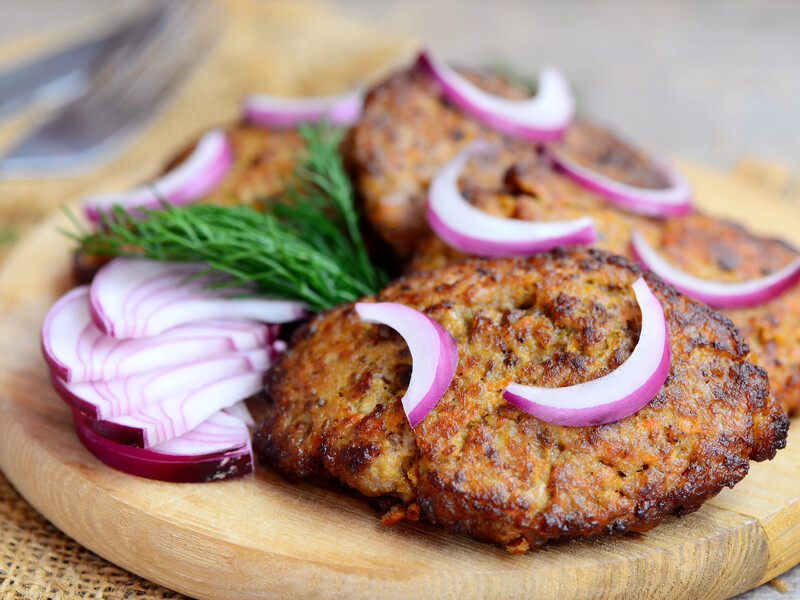 Додайте до печінки обсмажені овочі та спеції. Смачні й корисні печінкові котлети