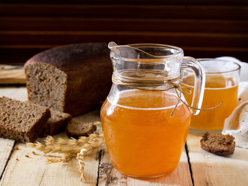 Квас на родзинках без довгого чекання: усього три години – і готовий