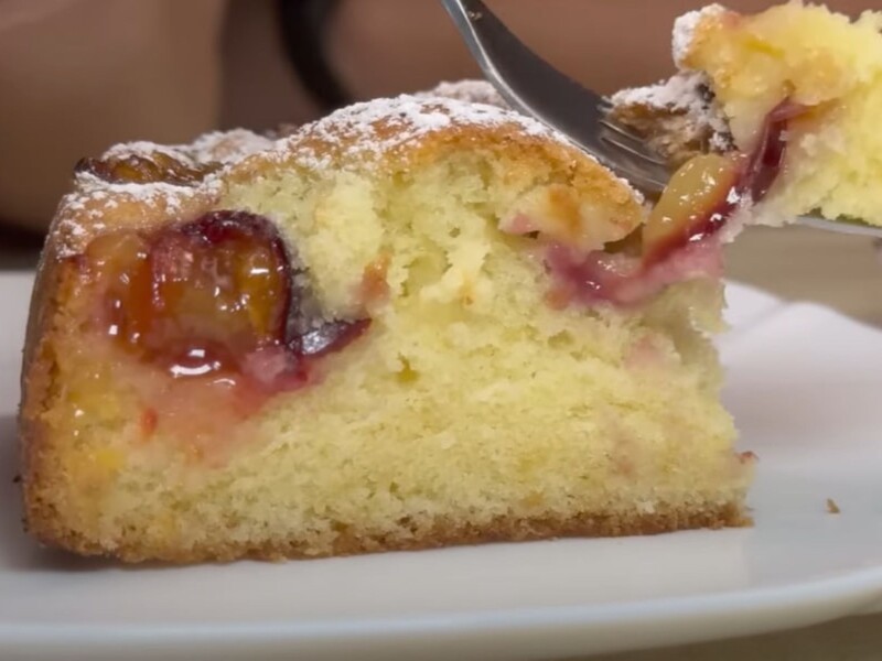 Приготуйте ніжний і вологий пиріг зі сливами за цим рецептом. Секрет ідеального тіста – у яйцях