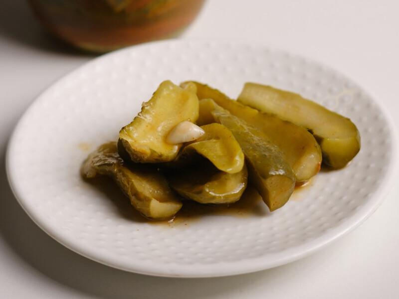 "Цей рецепт готую кілька років". Хрусткі, пікантні й дуже смачні огірки-"крокодили"