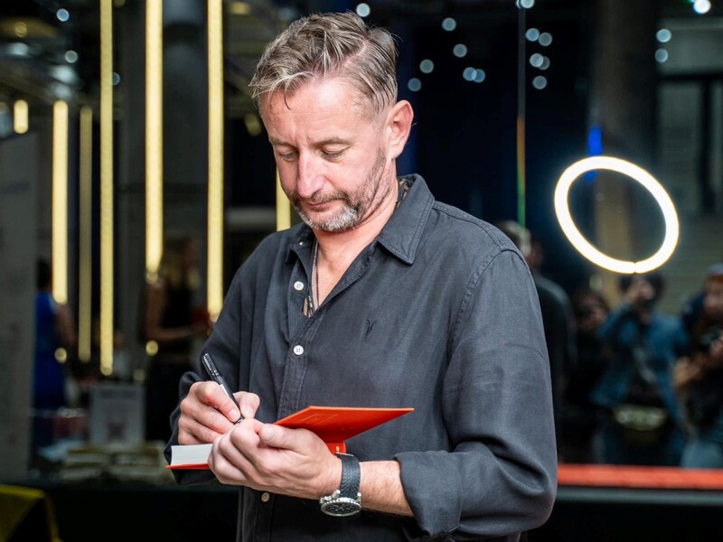 Скільки коштує незвичайний годинник, який носить Жадан. Фото Скільки коштує незвичайний годинник, який носить Жадан. Фото