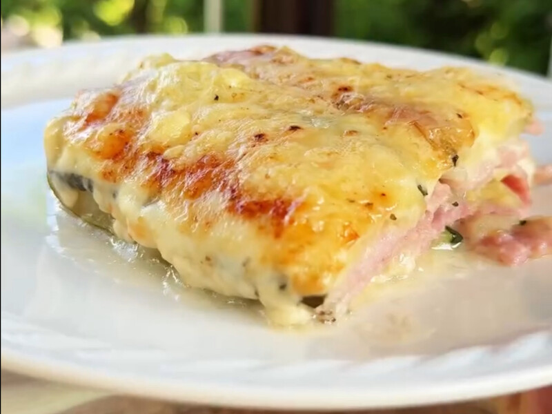 Шари ніжного кабачка, соковита шинка й тягучий сир. Літня лазанья без соусу й тіста